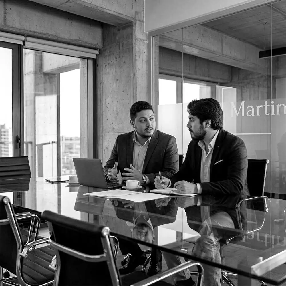 Lucas y Fabricio Martínez Torres analizando un caso en el estudio